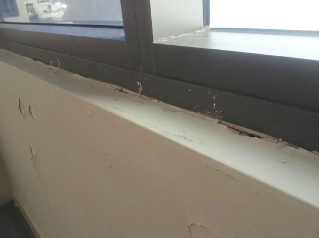 Esempio di finestra danneggiata da riparare